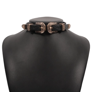 Dettaglio del choker in pelle nera con due fibbie in metallo bronzo stile vintage