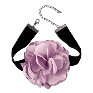 Détail macro du choker fleur en tissu lavande avec ruban de velours noir et fermoir en métal