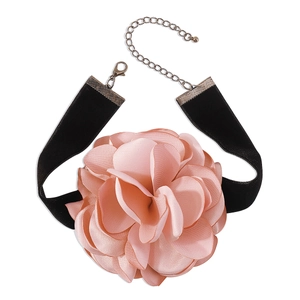 Détail du ras-du-cou fleur rose en tissu avec ruban de velours noir et fermoir métal