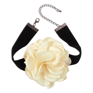 Détail du collier ras du cou avec fleur en tissu beige et ruban en velours noir doux