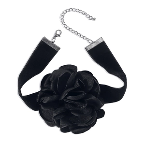 Détail d'un ras-du-cou en velours noir avec une grande rose en tissu et fermoir argenté