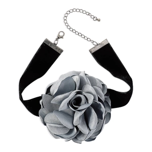 Détail du collier choker rose en velours gris avec une chaîne à fermoir mousqueton réglable