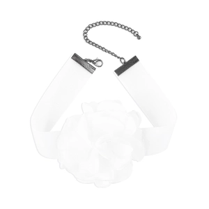 Détail d'un choker en tissu blanc orné d'une grande fleur de camélia et d'un fermoir en métal