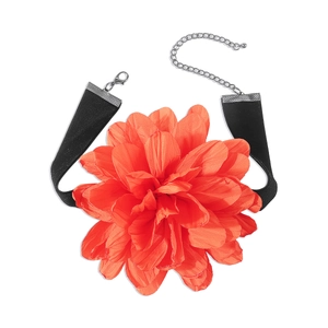 Détail des grands pétales de fleurs orange et du choker en velours noir avec fermoir argenté