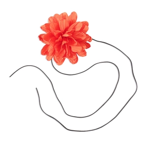 Vue détaillée d'un élégant choker fleur 3D corail en tissu avec des liens noirs