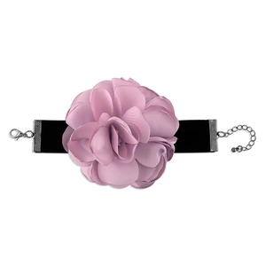 Vue détaillée d'une élégante fleur de rose en tissu rose sur un choker ou bracelet en velours