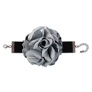 Détail d'un choker rose en tissu gris avec ruban en velours noir et fermoir ajustable