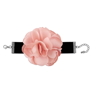 Choker en velours noir avec grande rose en tissu rose et chaîne argentée réglable