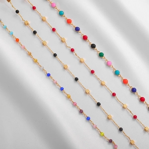 Chaîne délicate plaquée or 18 carats avec perles de zircon colorées et cubes dorés