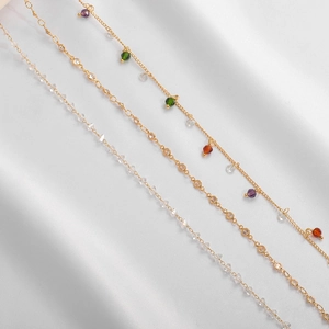 Trois chaînes plaquées or 18 carats avec cristaux zircons et perles colorées