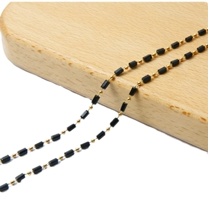 Chaîne 18K plaquée or avec perles dorées et perles rectangulaires noires facettées