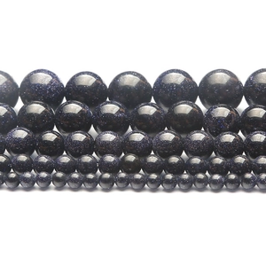 Cuentas redondas de piedra de arena azul para joyas DIY en cinco tamaños sobre fondo blanco
