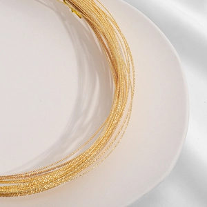 Dettaglio del filo di rame placcato oro 18K flessibile per la creazione di gioielli fai da te