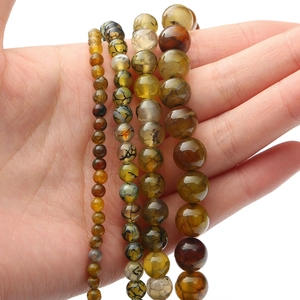 Dettaglio di perle in agata venata di drago in quattro misure per gioielli DIY