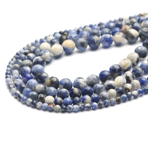Detailweergave van blauw-witte sodaliet kralen in diverse maten voor DIY sieraden
