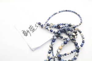 Detail van blauw-wit gemêleerde ronde sodaliet kralen voor doe-het-zelf sieraden