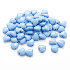 Gros plan de perles acryliques cœur bleu clair avec trou central pour bijoux DIY