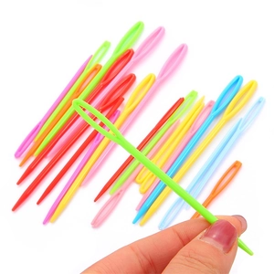 Gekleurde plastic naainaalden met groot oog voor handbreien en garen haakwerkjes