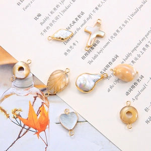 Pendentifs DIY en Nacre Naturelle Avec Bordure en Cuivre Plaqué Or Formes Cœur Feuille Croix Accessoires de Bijouterie