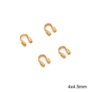 Vista macro detallada de protectores de hilo en U bañados en oro 18K para joyería