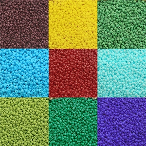 Vista macro di perline di vetro opache colorate in griglia a nove per creazioni fai-da-te