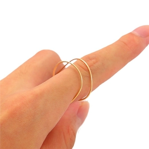 Anillo minimalista de doble capa en hilo chapado en oro de 18K usado en un dedo