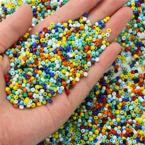 Vista macro di perline colorate da 2mm per la creazione di gioielli fai-da-te e bracciali