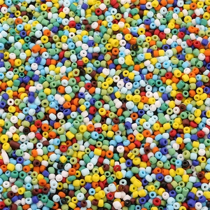 Assortimento di perline opache colorate per gioielli fai da te fatti a mano e collane