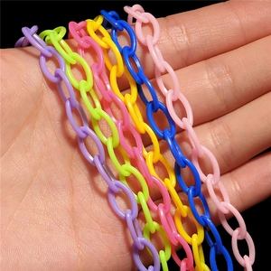 Dettaglio di maglie di catena in acrilico colorato per creazioni di gioielli fai-da-te
