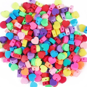 Gros plan de perles de cœur colorées en pâte polymère pour la création de bijoux DIY