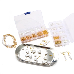 Detailoverzicht van DIY sieradenset met barokparels, gouden haken en armband