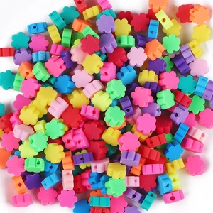 Gros plan de perles colorées en pâte polymère en forme de fleur pour bijoux DIY