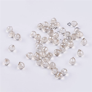 Dettaglio di perle di cristallo sfaccettato champagne in forma tonda e a goccia