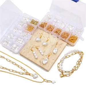 Macro-opname van een DIY-sieradenset met barokparels en goudkleurige metalen onderdelen