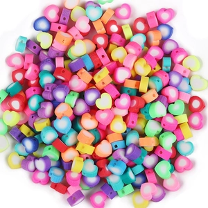 Gros plan de perles colorées en pâte polymère en forme de cœur pour bijoux DIY
