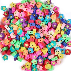 Vue détaillée de perles étoilées en argile polymère colorée avec visages souriants DIY