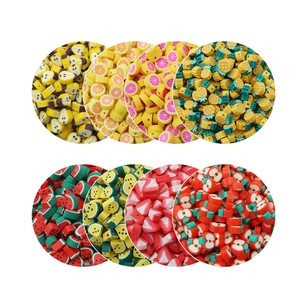 Dettaglio di otto perline colorate in argilla polimerica a forma di frutta per gioielli DIY