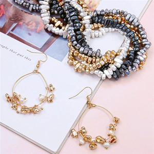 Boho goldene Tropfenohrringe mit unregelmäßigen Metallperlen und weißen Perlen