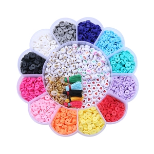 Schmuckset mit bunten Perlmuttscheiben, Buchstabenperlen und Quasten in Blumenbox