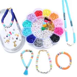 Detail eines DIY Schmuck-Bastelsets mit bunten Tonperlen, Buchstaben und Quasten
