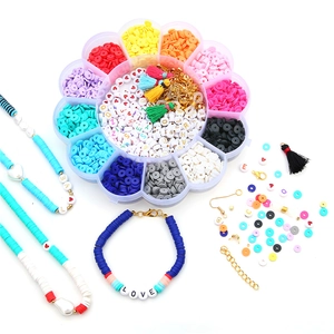 Detail eines 12-Raster DIY Schmuck-Sets mit Perlen, Buchstaben und Quasten