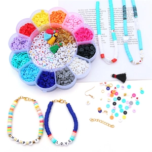Detailliertes DIY-Schmuckset mit bunten Tonperlen und Quasten in einer Blumenbox