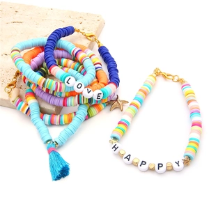 Detail von bunten Heishi-Perlen Armband mit LOVE und HAPPY Buchstaben und Quasten