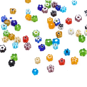 Vue macro de perles de verre millefiori colorées en forme de fleur pour bijoux DIY