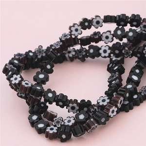 Détail macro de perles en verre fleurs noires pour bijoux DIY et bracelets faits main