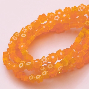 Vue rapprochée de perles en verre Millefiori orange en forme de fleur pour bijoux DIY