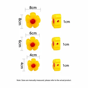 Perles de fleurs Millefiori jaunes pour bijoux DIY en trois tailles sur fond blanc