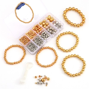 Makroansicht des 10-Raster DIY-Schmucksets mit Gold- und Silberperlen und Gummiband