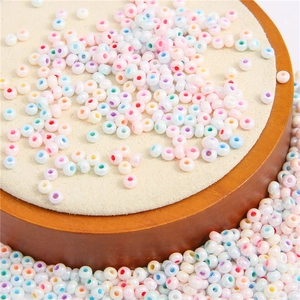 Vista macro de cuentas de vidrio nacaradas en colores macaron para bisutería DIY