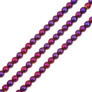 Dettaglio macro di perle tonde galvanizzate con sfumatura viola iridescente per gioielli